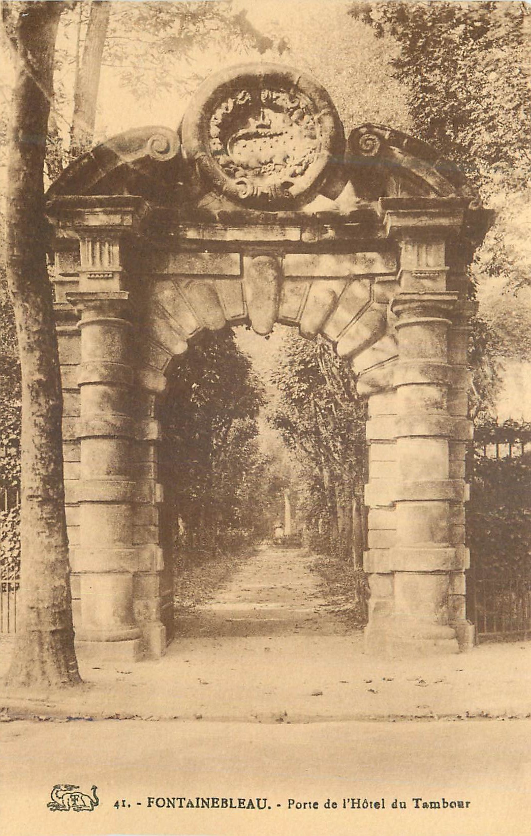 Fontainebleau — Tor des Hotels Tambour — anonymer Verlag, Nr. 41
